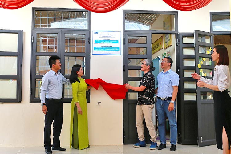 写真：支援した学校の開校式に参加したKさん