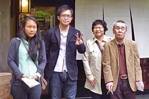 Sさん（写真右から二番目）。生前のひとみさんとの家族写真