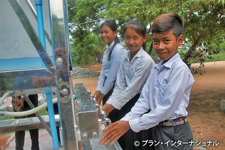 写真：水が供給されている地元の小学校を訪問。水道ができてから児童たちは手の洗い方なども学んでいる