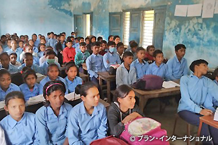 写真：狭い教室で学ぶ子どもたち