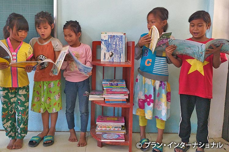 写真：図書を楽しむ子どもたち