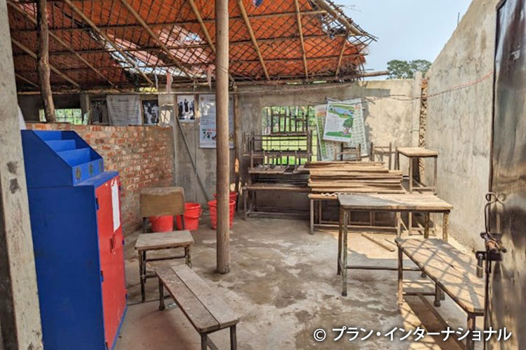 写真：現在の仮設校舎。竹とビニールシートで作られた屋根は劣化し、吹きさらしの状態