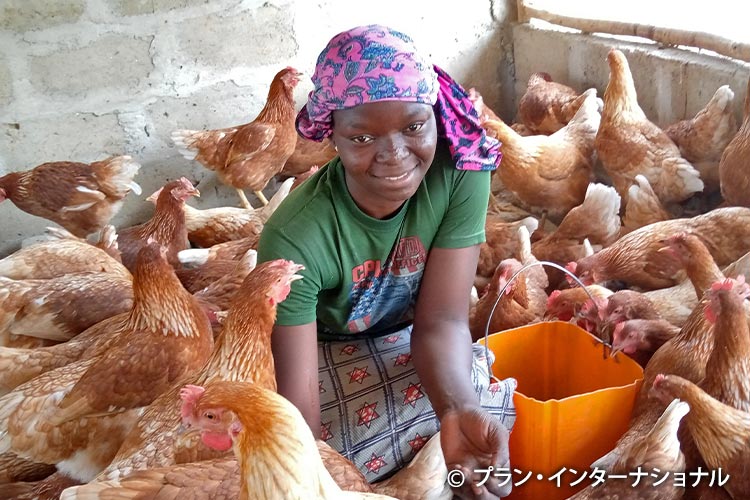 写真：プロの養鶏家になったアイチャさん（トーゴ）