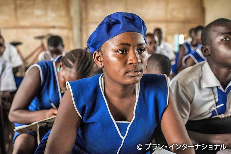 画像：エボラ出血熱の後に復学した女の子