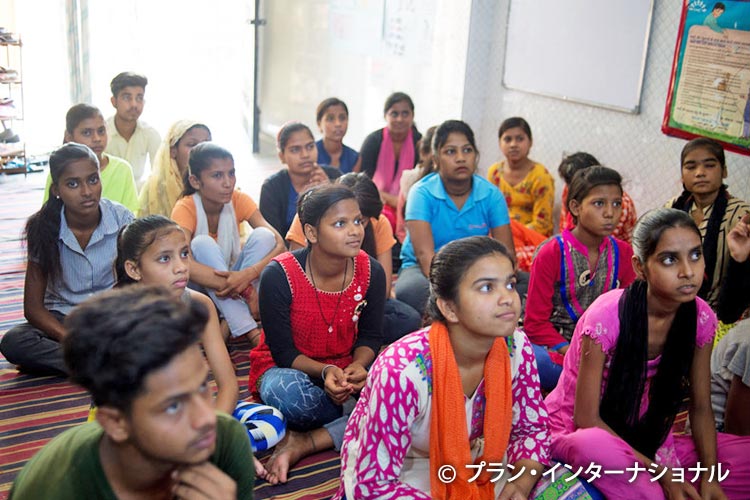 写真：街の中での暴力の危険性について学ぶ女の子たち(インド)