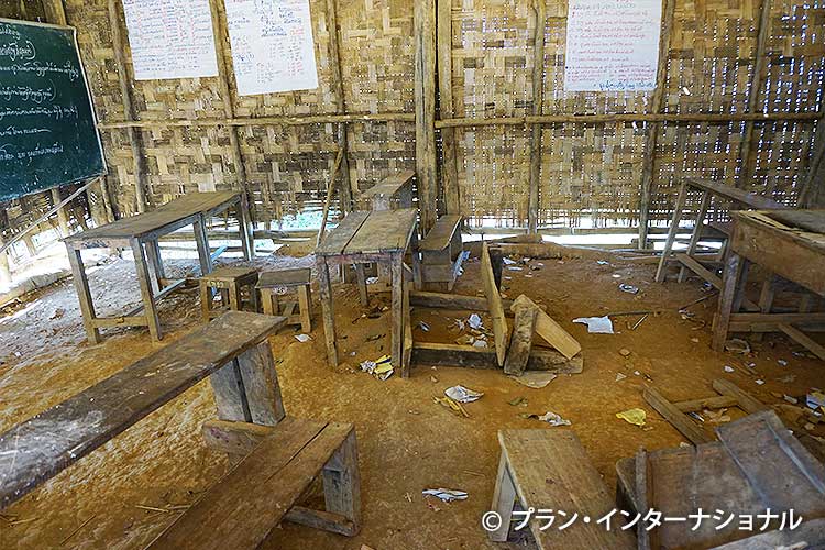 画像：子どもたちが学んでいる壊れかけた教室