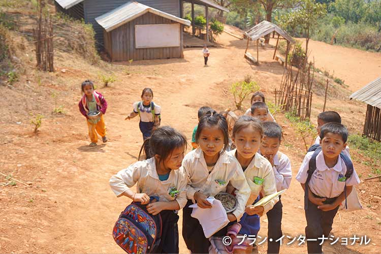 画像：山岳地域の学校に通う子どもたち