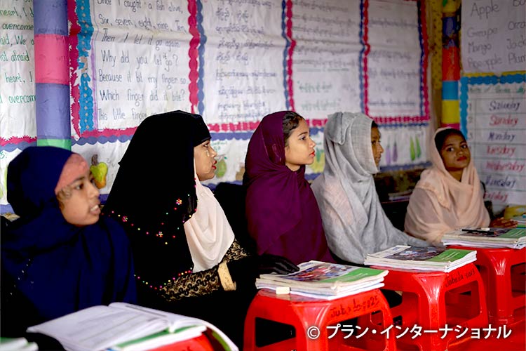 画像：学習スペースで学ぶ女の子たち
