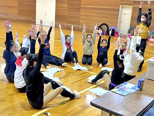 写真：新体操クラブの指導でファンドレイジング