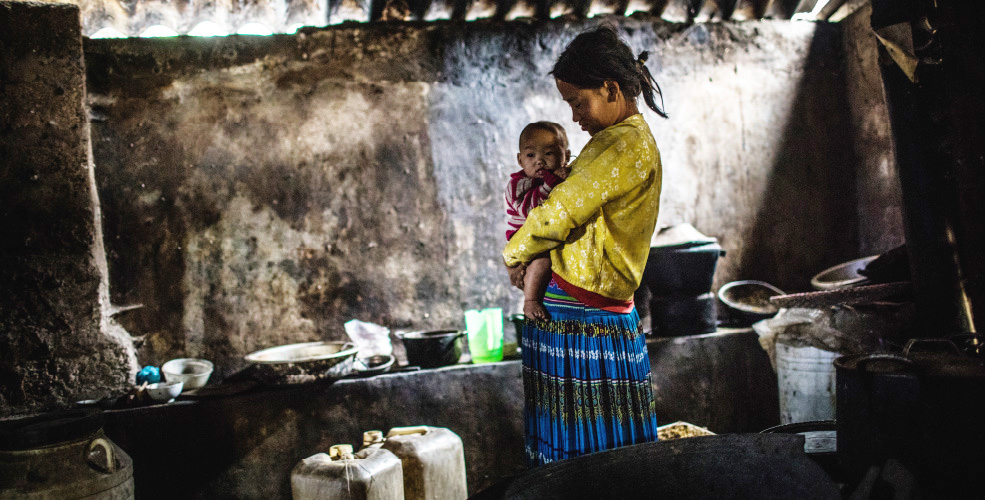 学校を辞めさせられ教育の機会を得られなくなることで、将来への選択肢が奪われる。