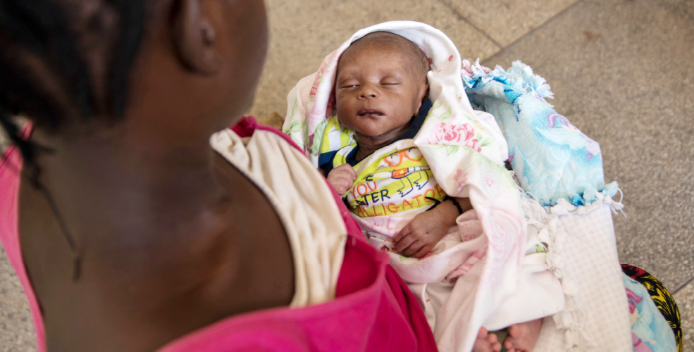 幼い身体での妊娠・出産で女の子と生まれてくる子どもが命の危険にさらされる。