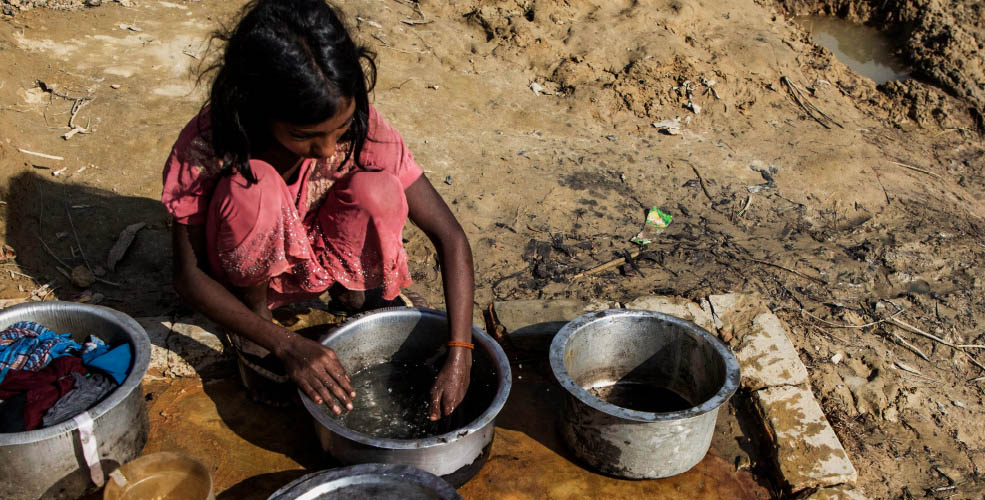 幼い年齢で結婚をするため家庭内での地位が低く、夫やその家族から日常的な暴力や虐待を受ける。