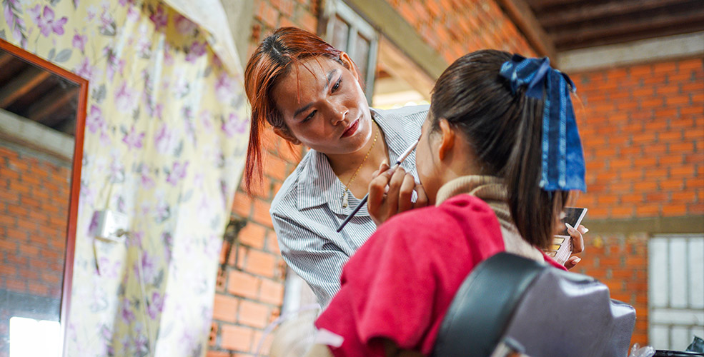 毎月10,000円を1年間続けると…人生を変える自立の支援　女の子が職業訓練を受け、自ら収入を得る力を身につけます。1人の人生を大きく変える支援につながります。