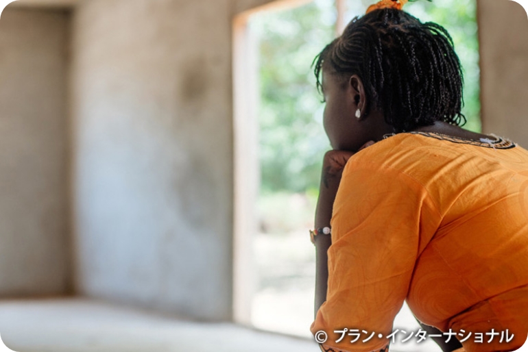 痛みと恐怖を伴う女性性器切除（FGM）が行われている。