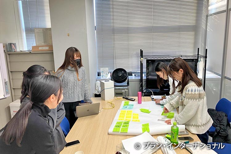 写真：エピソードを厳選するメンバー