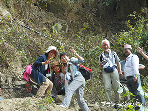 地域の水源へ向かう山道を登る参加者たち