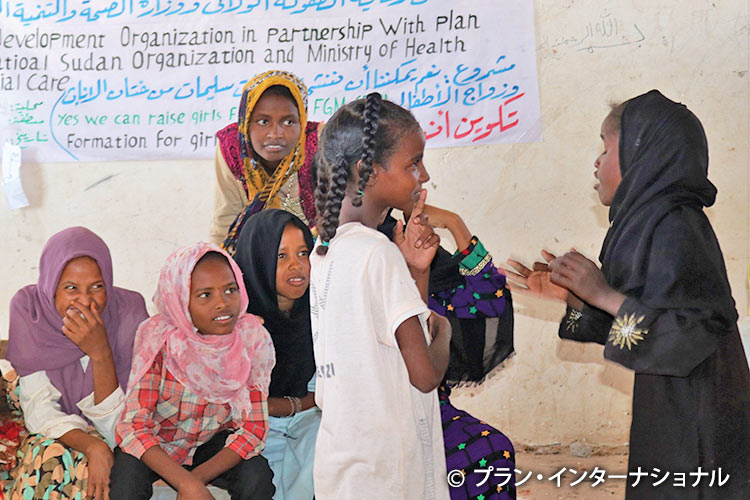 写真：対話の方法を学ぶ「女の子クラブ」のメンバー（スーダン）