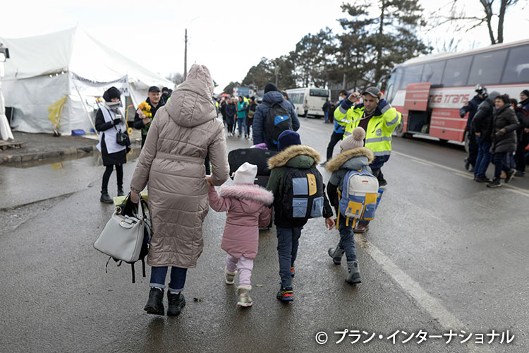 写真：ルーマニアに避難してきた母親と子どもたち
