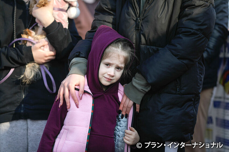 写真：ウクライナ南部から逃れてきた5歳の女の子