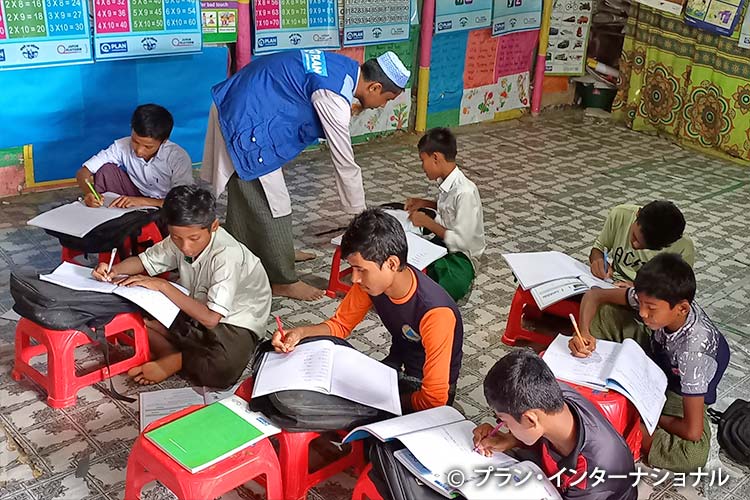 写真：識字クラスで学ぶ男の子たち