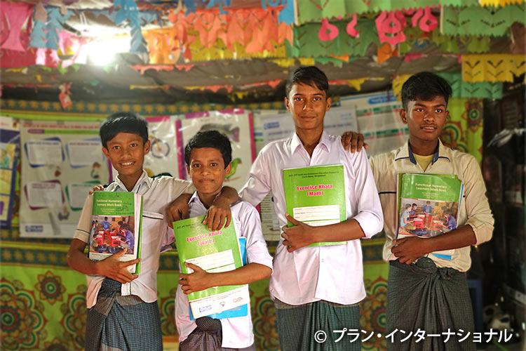 写真：識字クラスに参加する若者たち