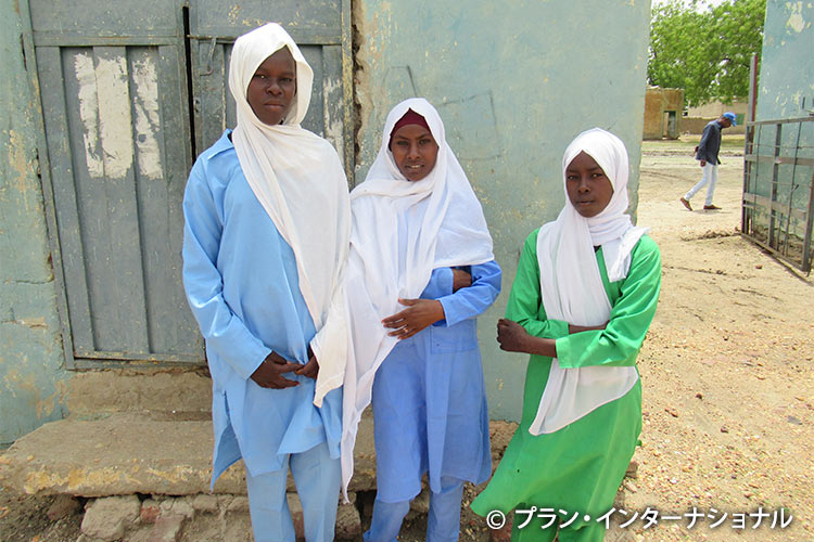 写真：新たにトイレが設置された学校の生徒たち