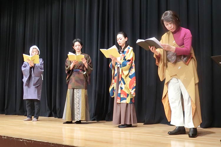 写真：男女共同参画フォーラム2023(大阪府高槻市主催)で行われた朗読劇の様子