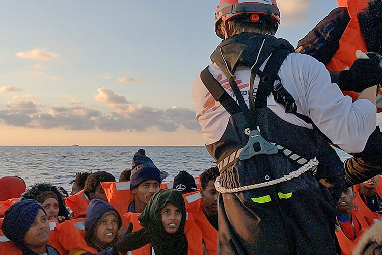 写真：欧州を目指した密航船が漂流し、地中海の洋上で救助される人たち（2022年1月20日、リビア沖。写真提供：村山祐介氏） 