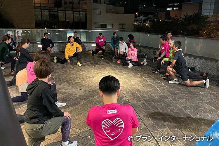 写真:寒い時期のウォーミングアップ方法を学ぶ