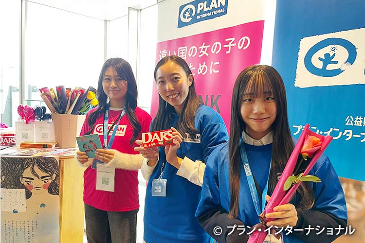 写真:ブースでプランを紹介するユースメンバー