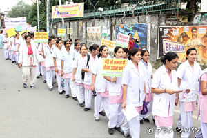 女の子権利と出生登録を訴える女の子によるデモ行進