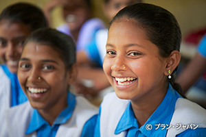 写真：プランが支援する学校で学ぶ女の子たち