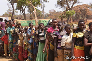 写真：生活キットの配給に並ぶ難民キャンプの女の子たち