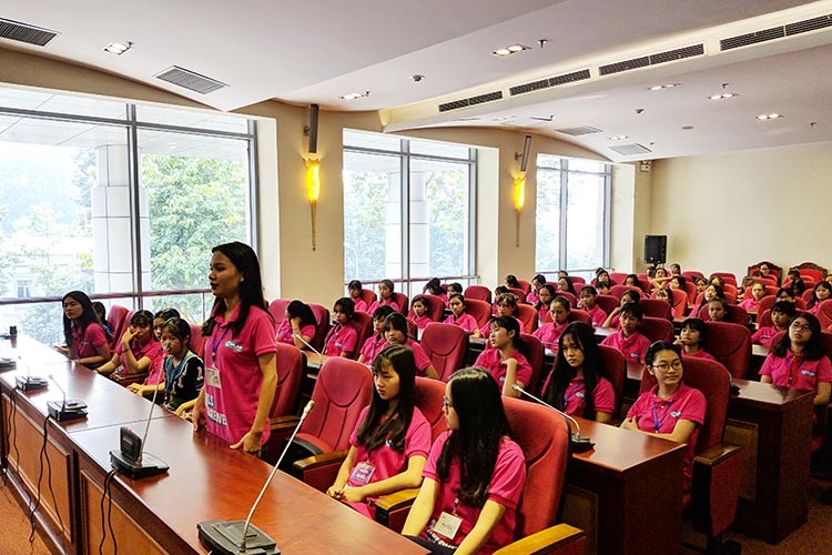 100人の女の子が国会で、議員に女の子の権利を訴える（ベトナム） / ©プラン・インターナショナル