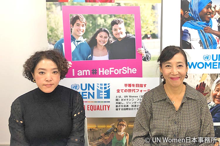 写真：長島職員（左）とUN Women日本事務所の石川雅恵氏（右）