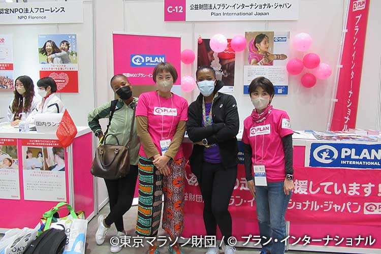 写真：東京マラソンEXPOのブースにて海外ランナーの方々と