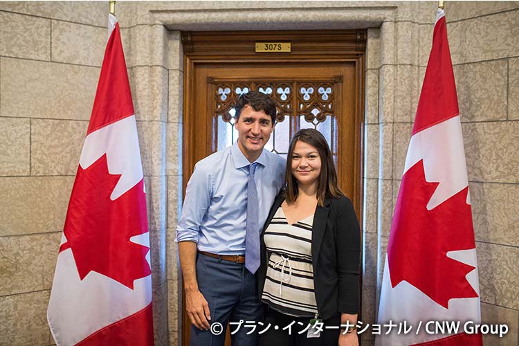 【政治】23歳の女の子が、トルドー首相に仕事を教わる（カナダ）