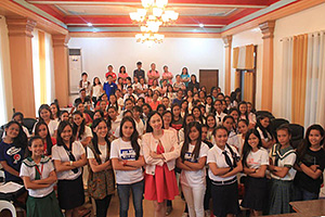 女の子たちがマスバテ市長と女の子のリーダーシップについて議論（フィリピン） / ©プラン・インターナショナル