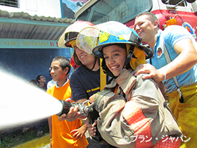 放水活動を体験する子ども(エクアドル)