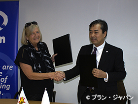 写真：プロジェクト署名式の様子。プラン・ジンバブエのエルセ国統括事務所長（左）と在ジンバブエ日本国大使館の平石好伸大使（右）