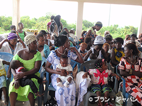 写真：栄養指導ワークショップに集まった地域の母親たち