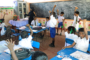 写真：新しく建設された教室で、積極的に学ぶ子どもたち