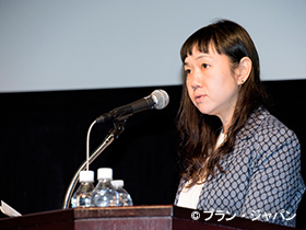 写真：審査員長の角田光代さんが講評を発表