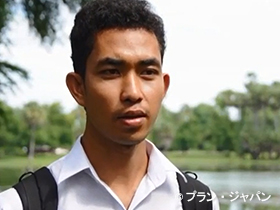 写真：元チャイルドは村の英語の先生～カンボジア