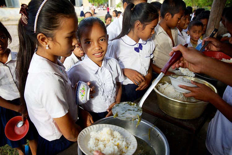 学校ではプランの支援で朝ごはんが支給されます / ©プラン・インターナショナル