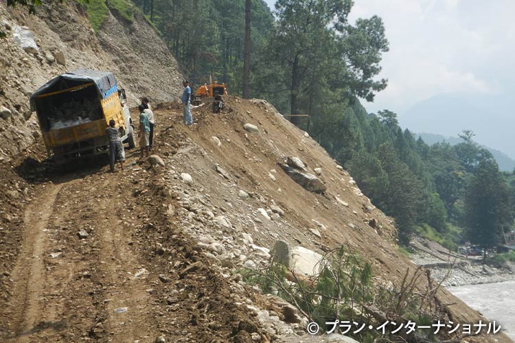 山の中の未舗装道路を行くトラック（インド）