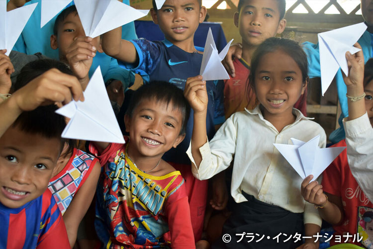 写真：折り紙を見せる子どもたち