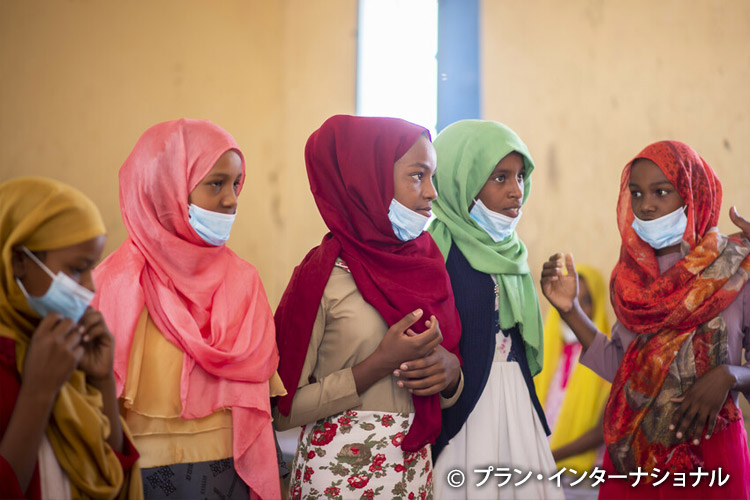写真：FGMの危険性を学ぶ女の子たち（スーダン）
