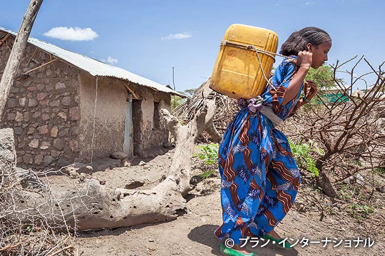 写真：水を運ぶ女の子