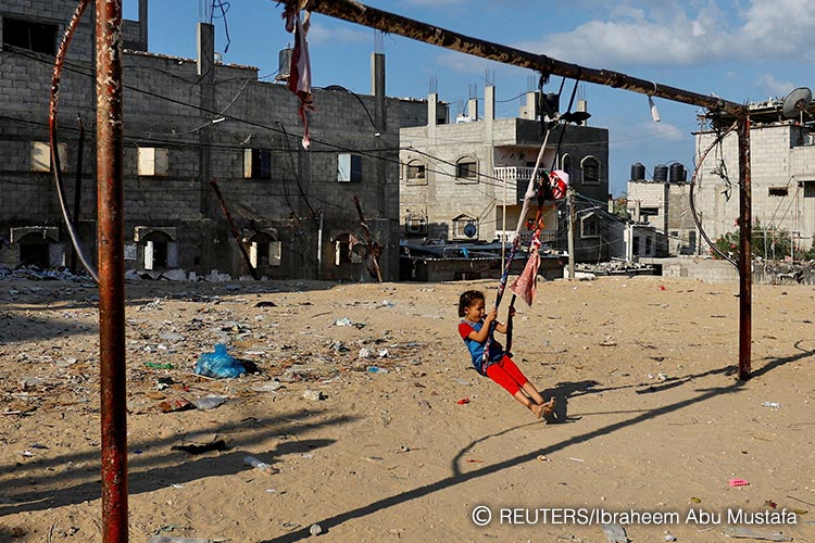 写真：紛争が続くガザ地区で無心にブランコをこぐ子ども　写真提供REUTERS・Ibraheem Ab